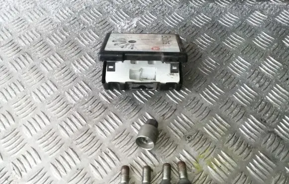 Opel Meriva A Anti-theft wheel nuts and lock 