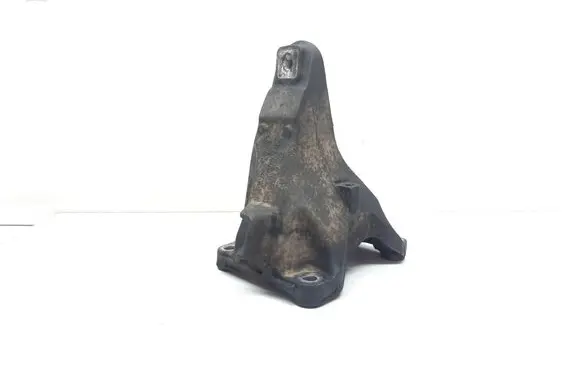 Engine mounting bracket