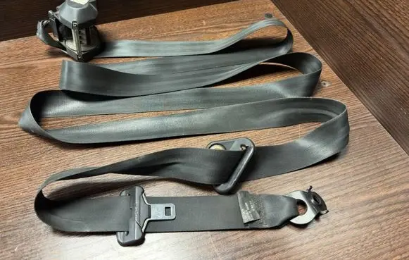 Renault Master II Front seatbelt 33042276 304738A