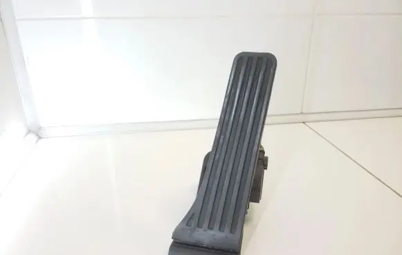 Mercedes-Benz C W204 Accelerator throttle pedal A2043000004