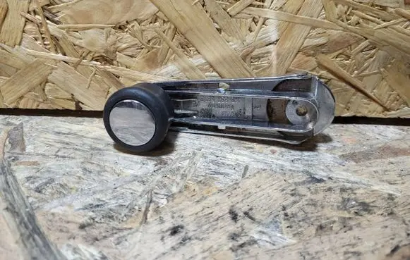 Audi A4 S4 B5 8D Front door window winding handle 443837581D