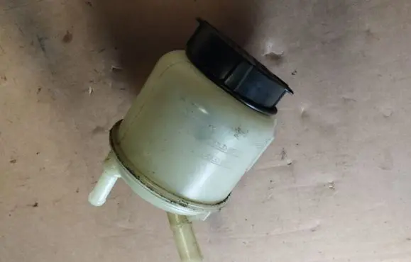 Infiniti G37 Power steering fluid tank/reservoir