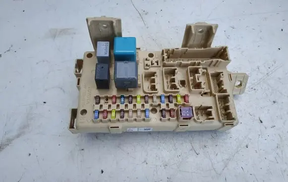 Toyota Avensis T250 Fuse module 82641CA030F