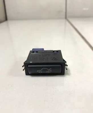 BMW 5 E39 Tailgate opening switch 61318365579