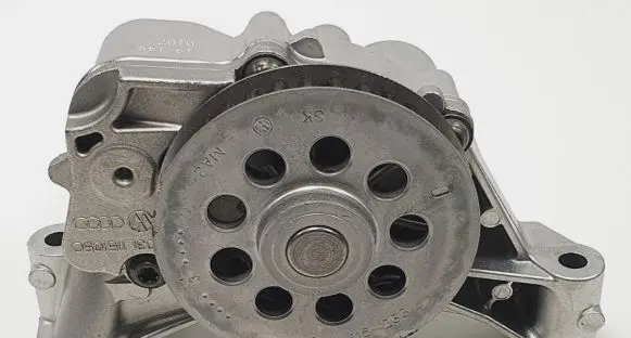 Volkswagen PASSAT B7 Oil pump 03L115105C