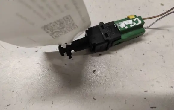 Saab 9-5 Brake pedal sensor switch 90337607