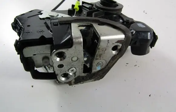 Toyota Avensis T270 Front door lock 