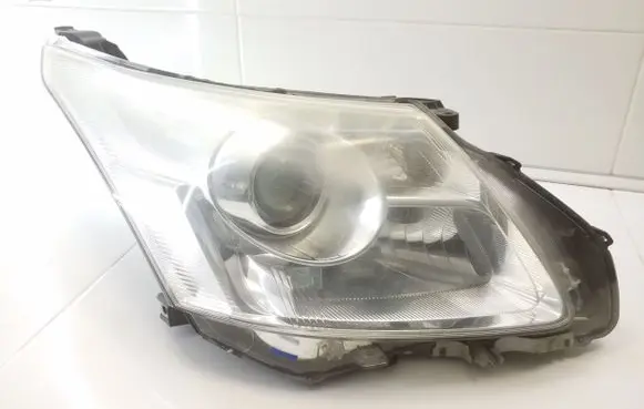 Toyota Avensis T270 Headlight/headlamp KOITO0512
