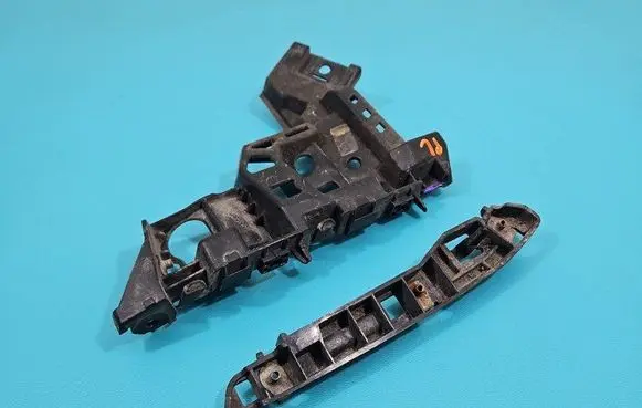 Front bumper mounting bracket