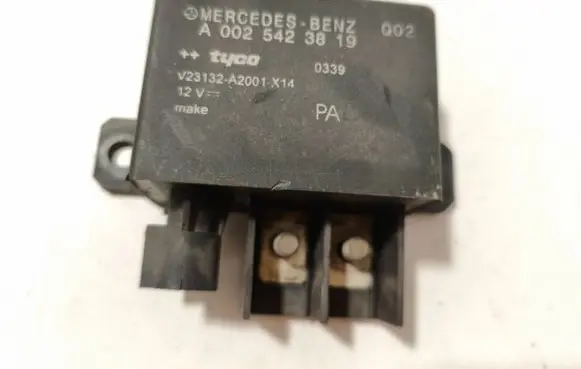Mercedes-Benz E W211 Charging relay A0025423819 V23132A2001X14
