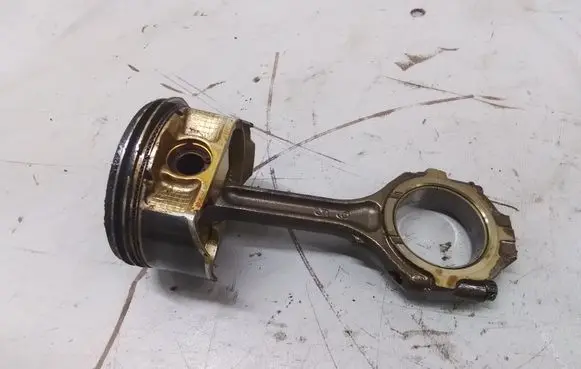 Nissan Maxima A34 Piston with connecting rod