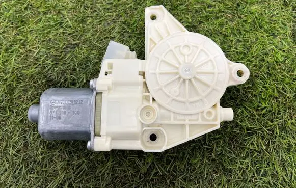 Mercedes-Benz GLK (X204) Front door window regulator motor A2048200242 971218100