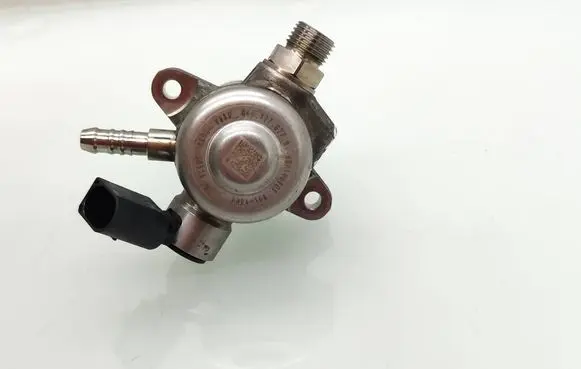 Audi A3 S3 8V Fuel injection high pressure pump 04E127027N