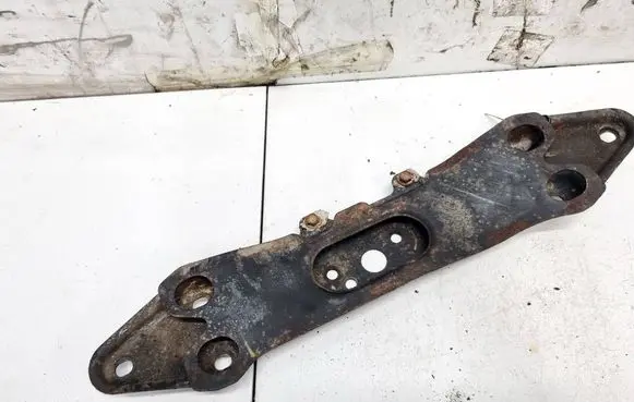 Engine mounting bracket