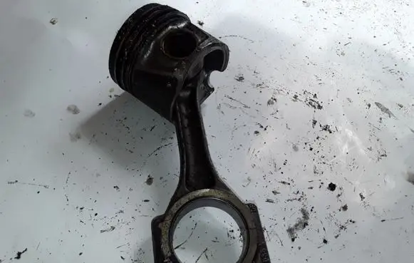Volkswagen Jetta V Piston with connecting rod 81L97AB
