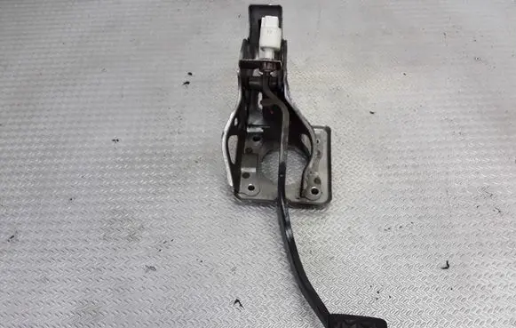 Toyota Avensis T250 Brake pedal