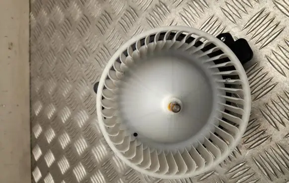 Volkswagen Polo VI Heater fan/blower BZ79989