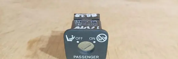 Toyota RAV 4 (XA30) Passenger airbag on/off switch 