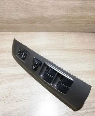Toyota Prius (XW20) Electric window control switch 8482047012