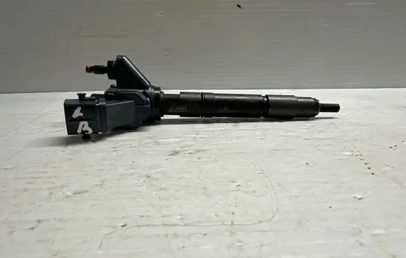 Volvo XC90 Fuel injector 32140080