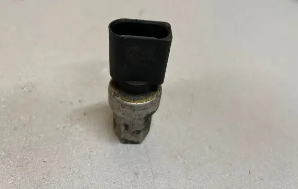 Volkswagen PASSAT B7 Air conditioning (A/C) pressure sensor 1J0959126