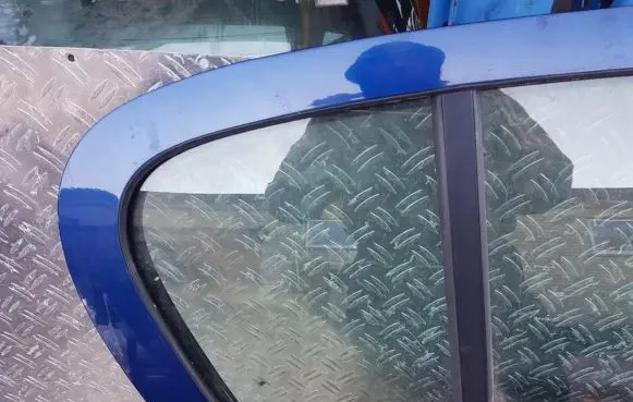 Opel Astra H Rear vent window glass 