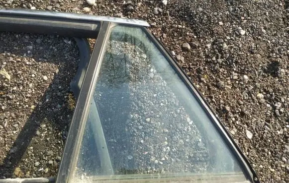 Toyota Avensis T270 Rear vent window glass as2