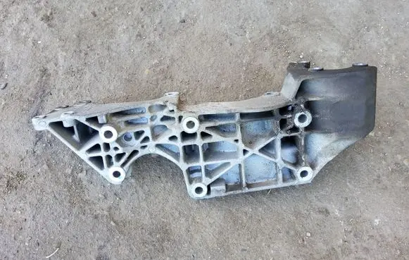 Skoda Octavia Mk1 (1U) Generator/alternator bracket 06A909143P