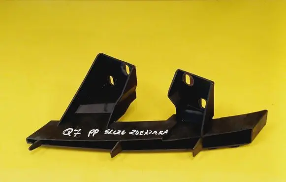 Audi Q7 4L Front bumper mounting bracket 4L0807334