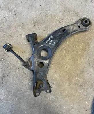 Toyota Avensis T220 Front lower control arm/wishbone