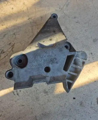 Volkswagen PASSAT B6 Engine mounting bracket 03G199207G V550KTS1111