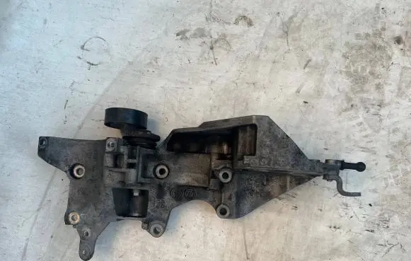 Volkswagen PASSAT B7 Engine mounting bracket 03L903143Q