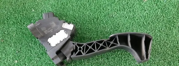 Toyota RAV 4 (XA40) Accelerator throttle pedal 781100W040