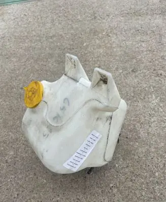 Subaru Impreza I Windshield washer fluid reservoir/tank