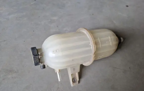 Toyota Hilux (AN10, AN20, AN30) Coolant expansion tank/reservoir
