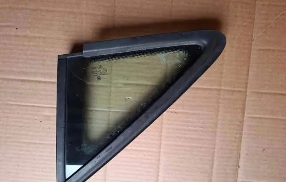 Volkswagen Touran I Front door vent window glass four-door 43R00048 E000255 DOT24M68AS2