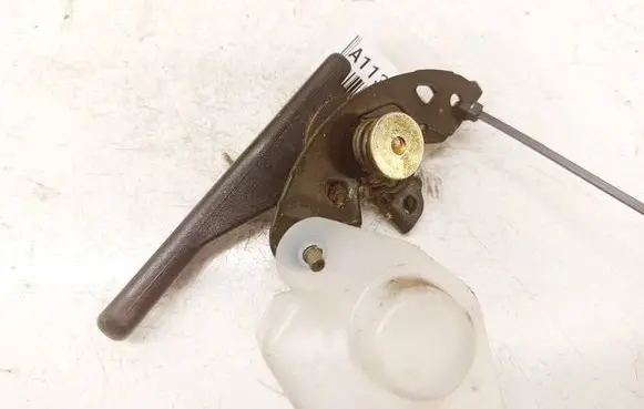 Nissan X-Trail T30 Fuel tank opening switch