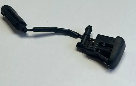 BMW 1 E81 E87 Windshield washer spray nozzle 8365385