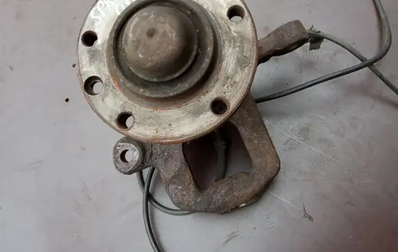 Front wheel hub