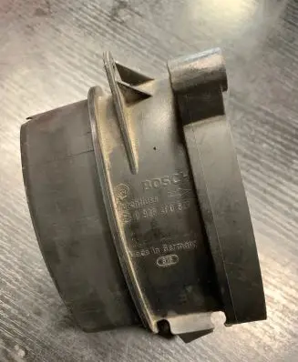 BMW 5 E39 Mass air flow meter 0928400527