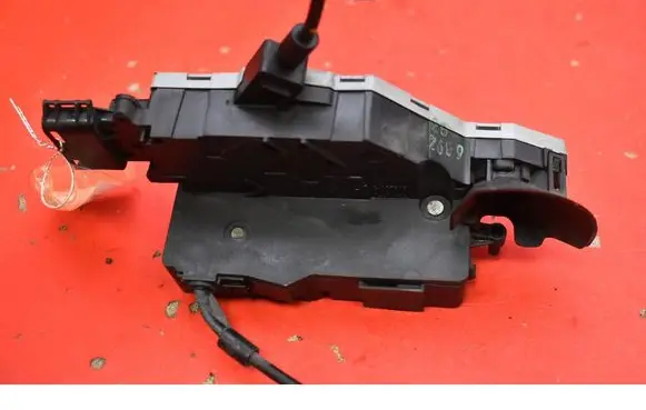 Peugeot 207 CC Front door lock 24090816