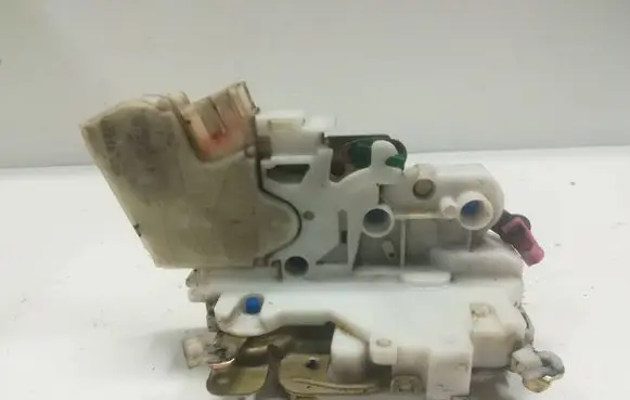 Nissan Navara D22 Front door lock