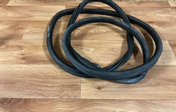 Volkswagen Touareg II Front door rubber seal 