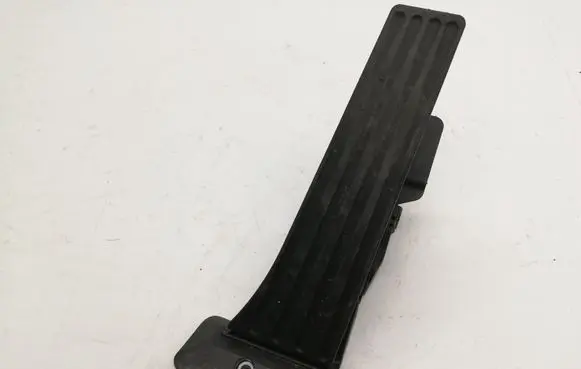 Accelerator throttle pedal