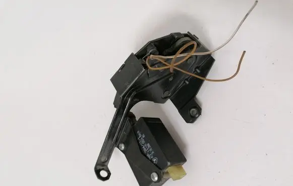 BMW 5 E39 Tailgate window lock/catch/latch 8384069 8238469