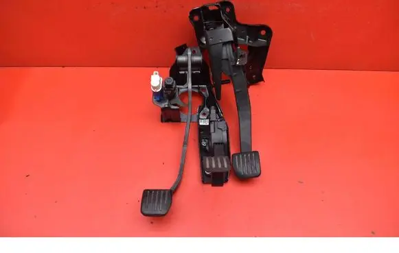Accelerator throttle pedal