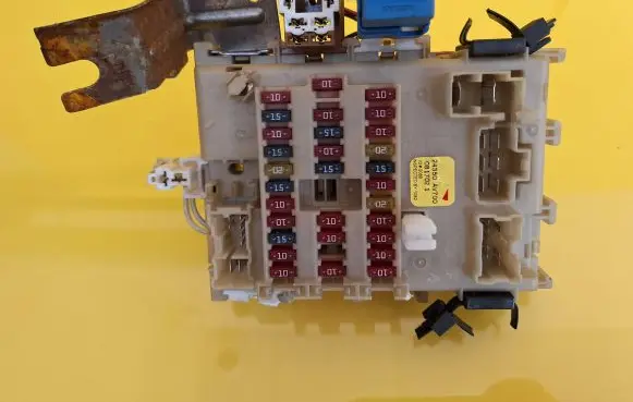 Nissan Primera Fuse box set 24350AV700