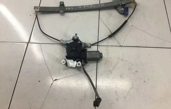 Nissan Almera N16 Front door window regulator with motor 114725