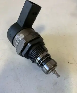 BMW 5 E60 E61 Fuel pressure regulator 0281002738 31605567