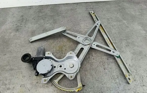 Toyota Yaris Front door window regulator with motor 